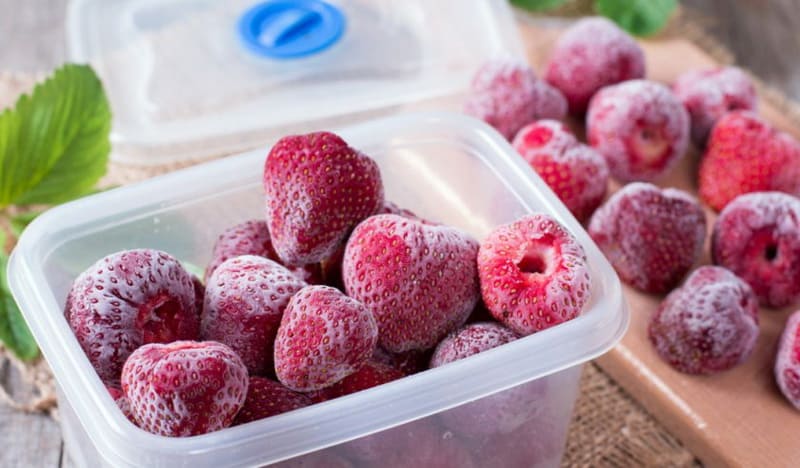 Как заморозить ягоды клубники в морозильной камере