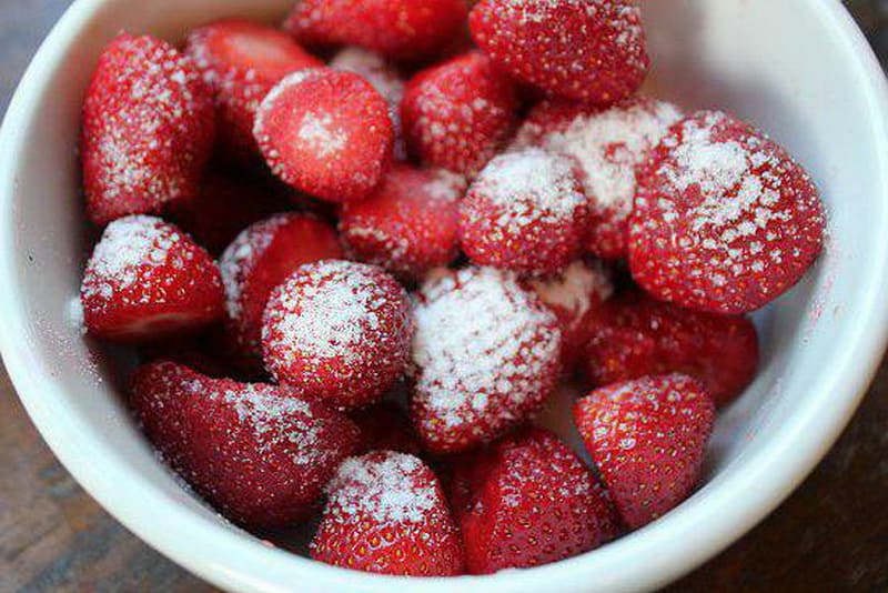 Как заморозить ягоды клубники в морозильной камере