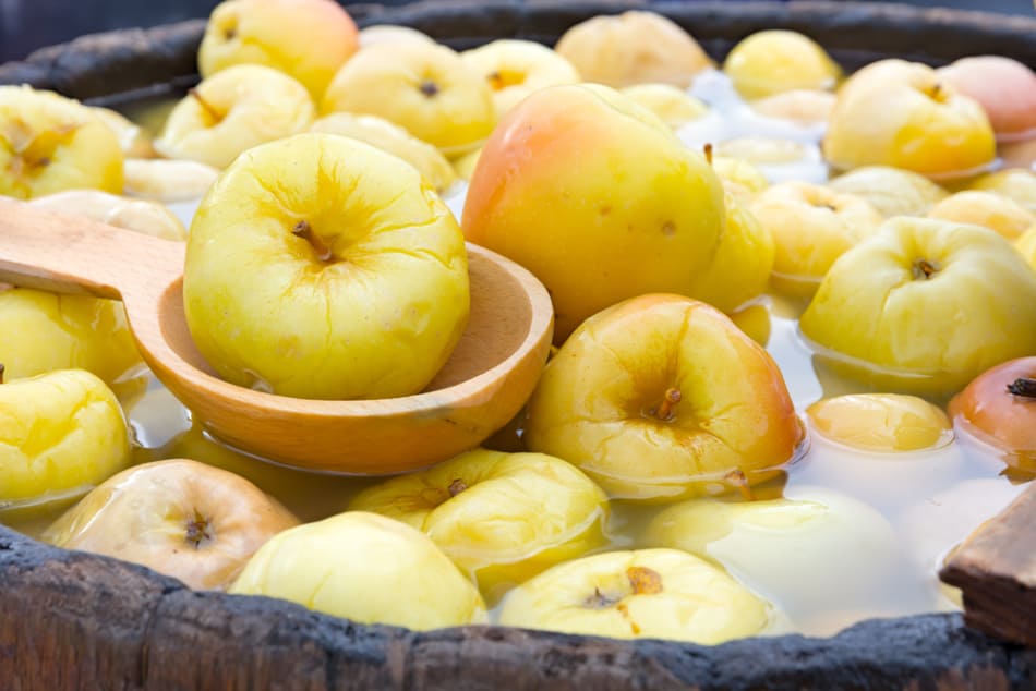 Яблоки моченые на зиму с ржаной мукой: рецепт